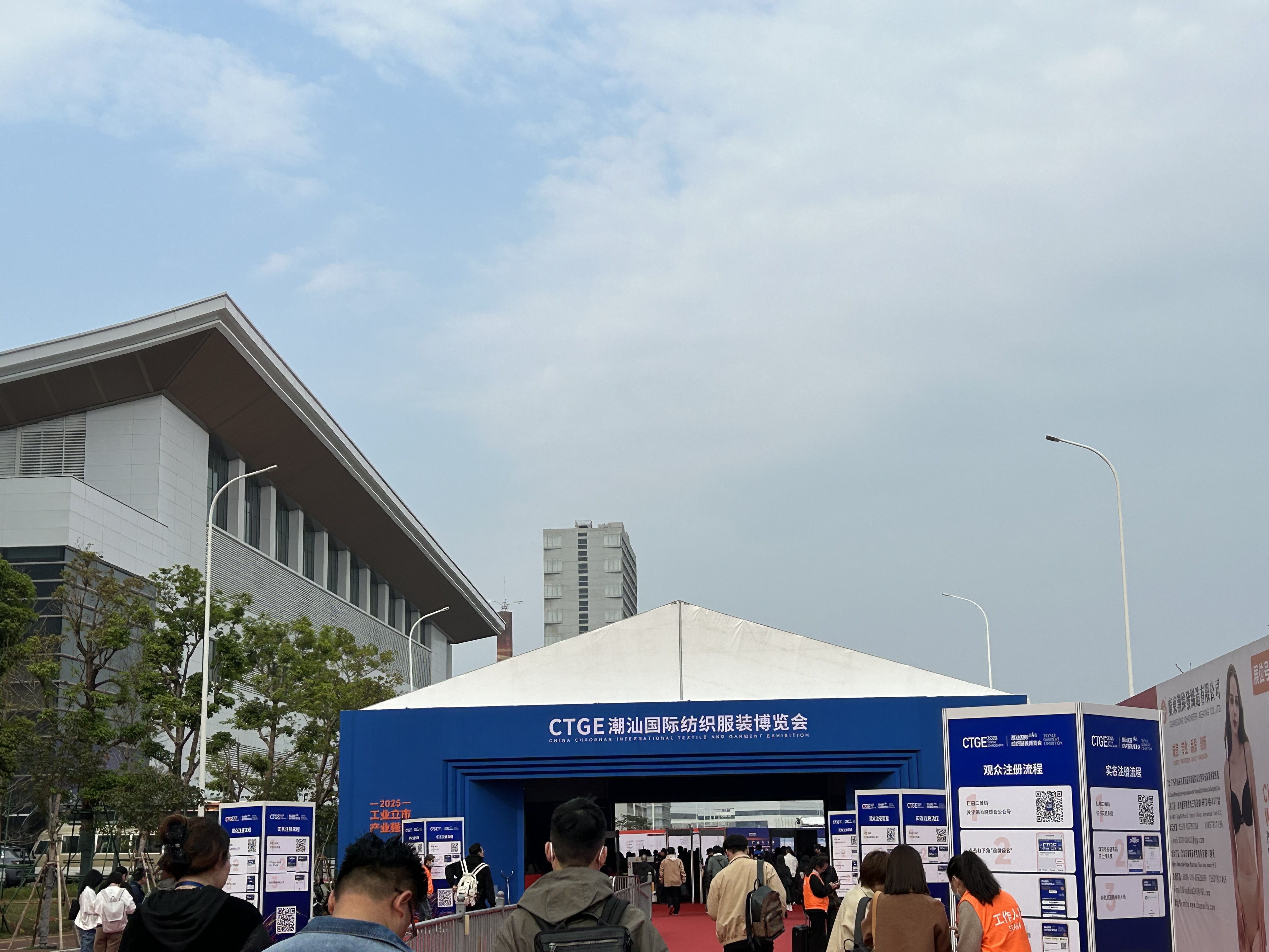 Последние блоги о компании Qingdao X-C Packaging Printing Co., Ltd. блестит на выставке моды в Шантау с популярной бумажной композитной упаковкой Solut